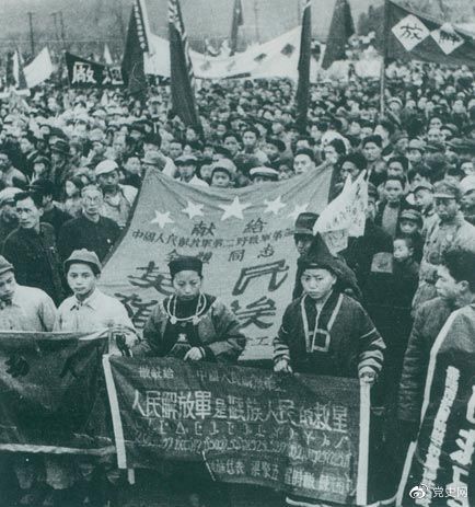 1949年11月15日，贵州解放。图为苗族同胞向人民解放军部队献旗。