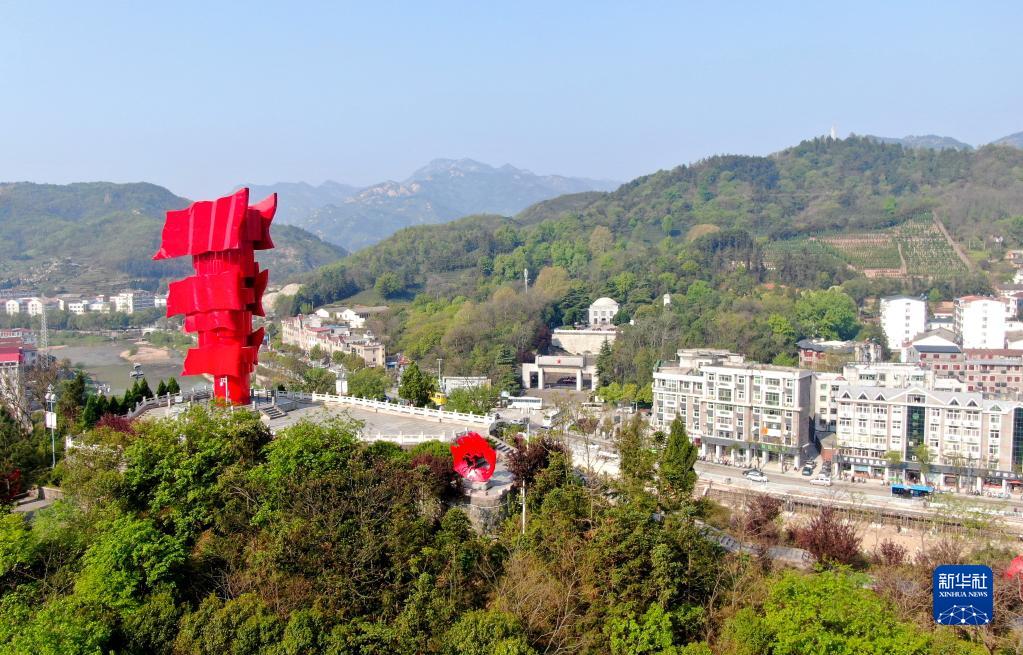  　　这是鄂豫皖苏区首府革命博物馆附近的英雄山上的“红旗飘飘”主题雕塑（4月9日摄，无人机照片）。新华社发